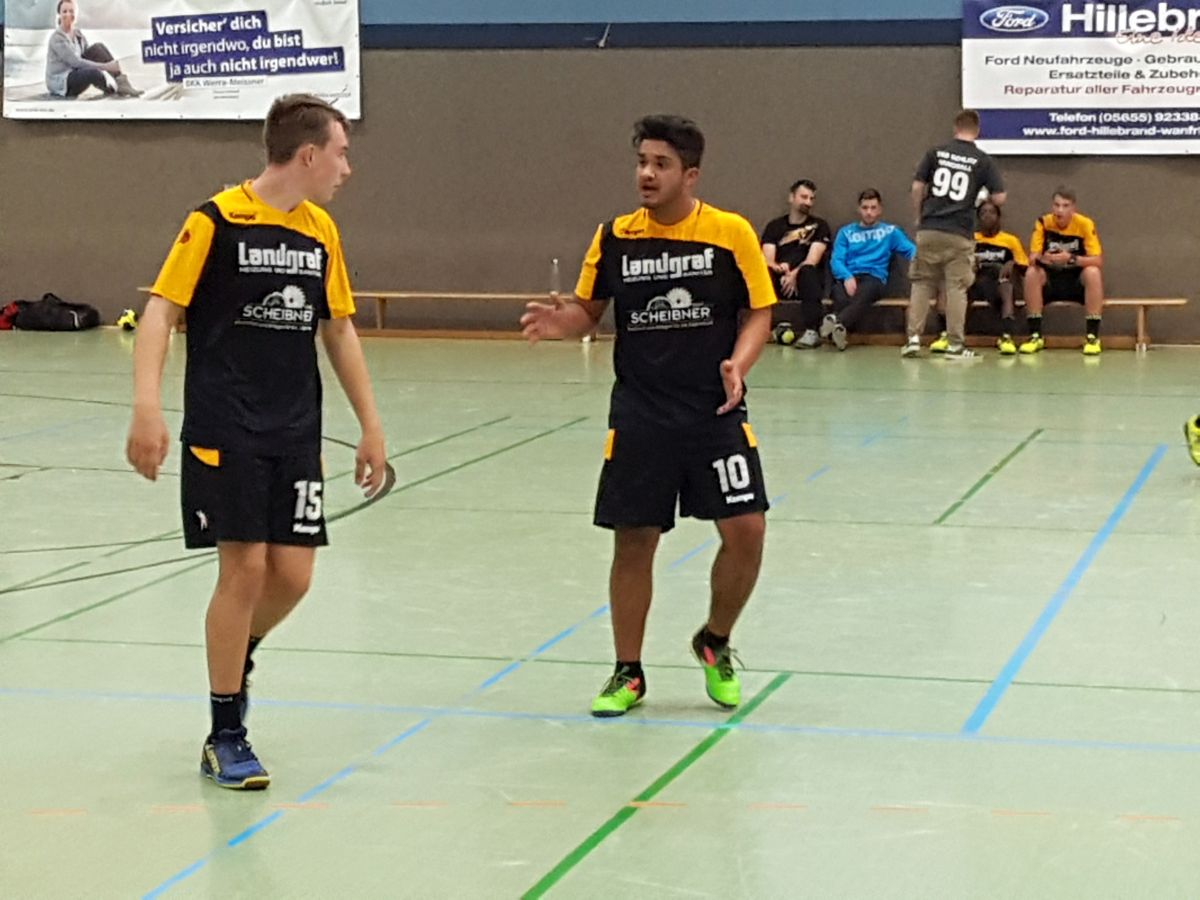 Für beide das erste Handballspiel überhaupt. Mika und Ahmad sprechen sich ab über die nächste Aktion im Angriff!